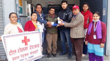 शहरी स्वास्थ्य सेवा केन्द्र –१० लाई सुगर जाँच्ने सामग्री हस्तान्तरण