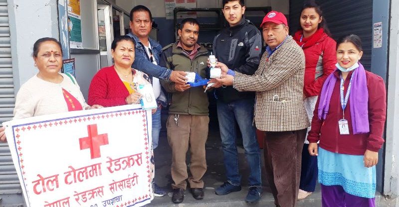 शहरी स्वास्थ्य सेवा केन्द्र –१० लाई सुगर जाँच्ने सामग्री हस्तान्तरण