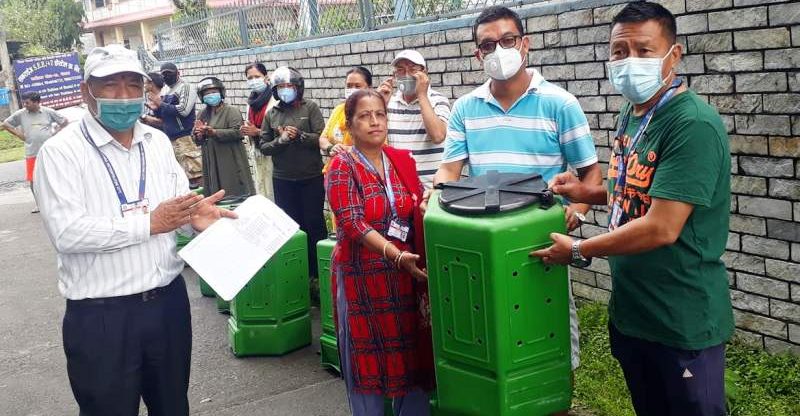 पोखरा १० मा बायो ग्याँस प्लान्ट र मल बनाउने ड्रम बितरण