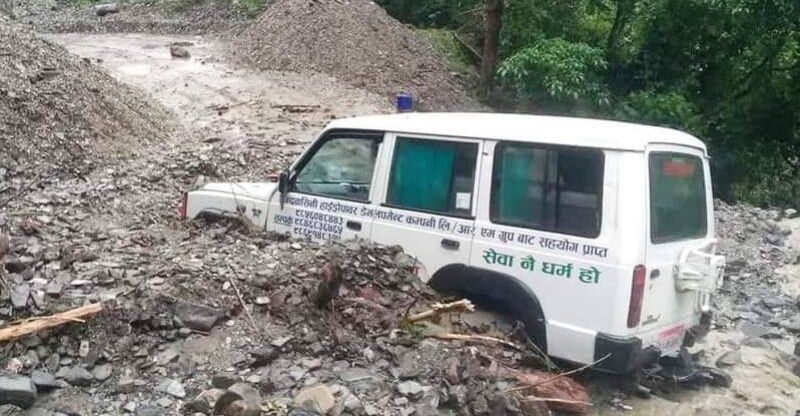 कास्कीमा गुडिरहेको एम्बुलेन्समाथि पहिरो खस्यो, बिरामीको मृत्यु