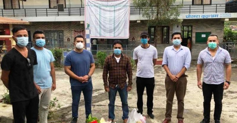 सहयोग सामग्री लिएर युवाहरु पोखरा बृद्धाश्रममा