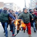 पोखरामा प्रधानमन्त्रीको पुत्लादहन गर्दै सडकमा नाराबाजी
