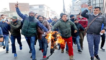 पोखरामा प्रधानमन्त्रीको पुत्लादहन गर्दै सडकमा नाराबाजी