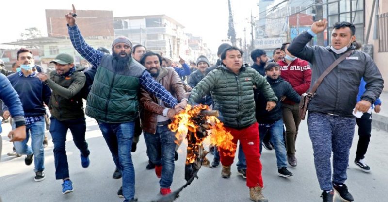 पोखरामा प्रधानमन्त्रीको पुत्लादहन गर्दै सडकमा नाराबाजी