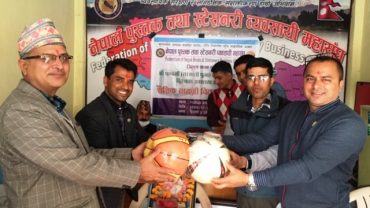 कास्कीका पुस्तक व्यबसायीले पुस्तक दिवसमा पुस्तक उपहार