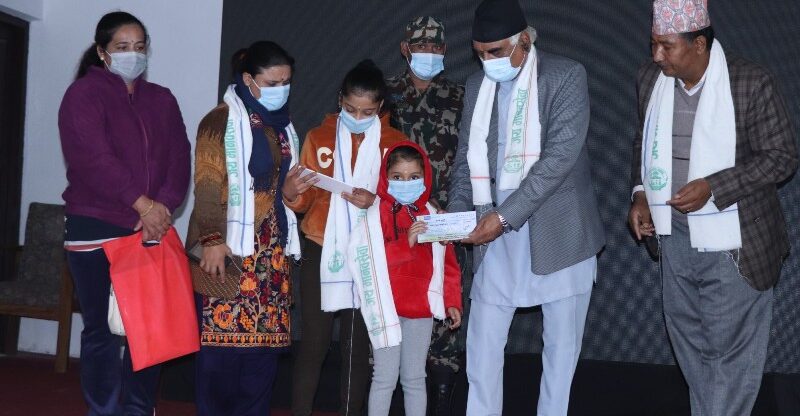 कोभिडबाट अभिभावक गुमाएका बालबालिकालाई गण्डकी प्रदेश सरकारले दियो मासिक ५ हजार रुपैयाँ