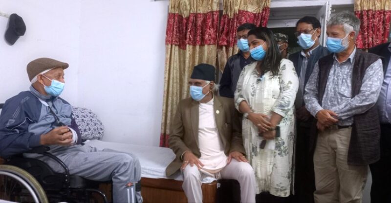 पोखराका मेयर जिसीको स्वास्थ्य अवस्थाबारे जानकारी लिन मुख्यमन्त्री पोखरेल घरमा