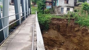 पहिरोले पोखरा दोबिल्ला वस्ती र पुल जोखिममा