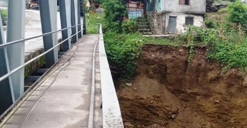पहिरोले पोखरा दोबिल्ला वस्ती र पुल जोखिममा