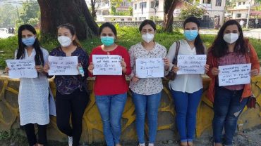 अव्यवाहारीक प्राबधान खारेजीको माग गर्दै युवा डाक्टारको धर्ना