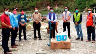 नेपाल पत्रकार महासंघ गण्डकी स्वास्थ्य सुरक्षा सामग्री हस्तान्तरण गर्दै