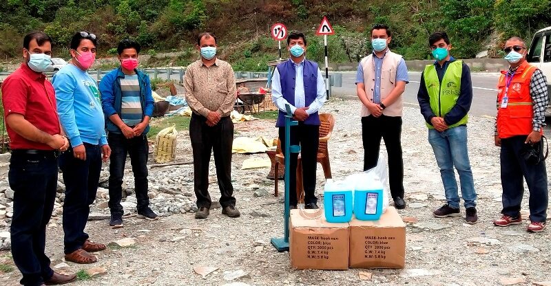 नेपाल पत्रकार महासंघ गण्डकी स्वास्थ्य सुरक्षा सामग्री हस्तान्तरण गर्दै