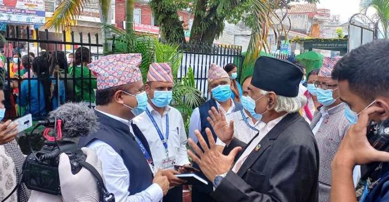पोखराका खोप केन्द्रमा मुख्यमन्त्रीको अनुमगन, खोप केन्द्र बढाउन र भीडभाड कम गर्न निर्देशन