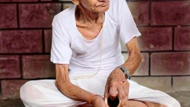 पोखराको नुवारथोकका ९० वर्षीय बृद्ध हरिनन्द बराल बिहीबार श्राद्ध गर्दै ।