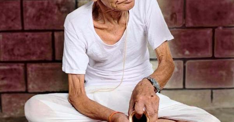 पोखराको नुवारथोकका ९० वर्षीय बृद्ध हरिनन्द बराल बिहीबार श्राद्ध गर्दै ।