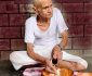 पोखराको नुवारथोकका ९० वर्षीय बृद्ध हरिनन्द बराल बिहीबार श्राद्ध गर्दै ।