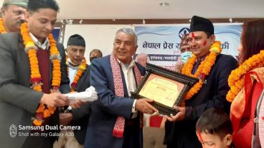 सरकार गठनमा देउवाको उदाशीनता रहस्यमयः पौडेल, हिमनिधि लौडारी सम्मानीत