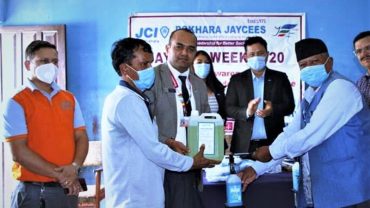 पोखरा जेसिजद्धारा विद्यालयलाई स्वास्थ्य सामग्री हस्तान्तरण