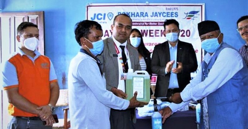 पोखरा जेसिजद्धारा विद्यालयलाई स्वास्थ्य सामग्री हस्तान्तरण