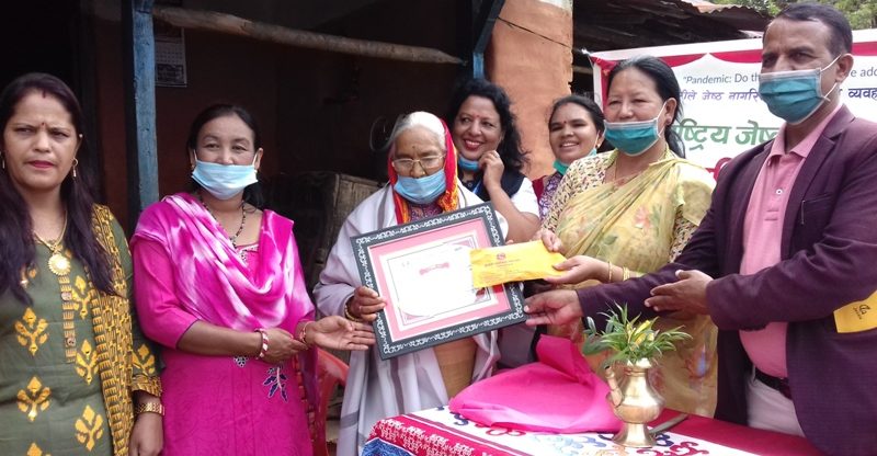 ज्येष्ठ नागरिक दिवस पोखरा महानगरद्वारा दुई ज्येष्ठ नागरिकलाई सम्मान