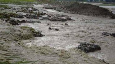 सिल्टेसन ड्याम भरिदा खहरे खोलाले बाटो बद्ल्यो, घरमा खोलो, कुखुरा बगाए