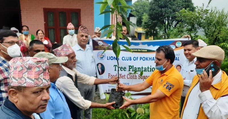 वृद्धाश्रममा सहयोग र वृक्षारोपणमा लायन्स क्लब अफ पोखरा सेन्टर