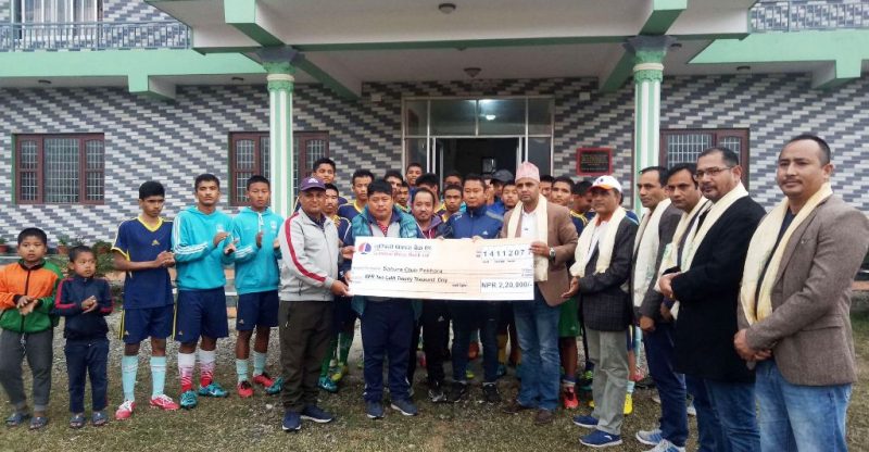 लुम्बिनी विकास बैंकद्धारा सहारा फुटबल एकेडेमीलाई २ लाख २० हजार आर्थिक सहयोग