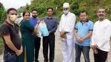 नेतृ शर्माद्वारा नेपाल प्रेस युनियन कास्कीलाई मास्क र सेनिटाइजर सहयोग
