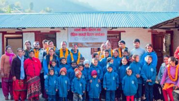 अन्नपूर्णका विद्यार्थीलाई प्याराडिसो स्पोर्टस् बारको न्यानो कपडा र शैक्षिक सामग्री