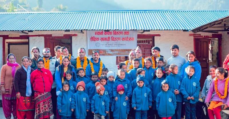 अन्नपूर्णका विद्यार्थीलाई प्याराडिसो स्पोर्टस् बारको न्यानो कपडा र शैक्षिक सामग्री