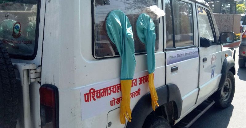 रेडक्रस र आविष्कार केन्द्रले गण्डकी अस्पताललाई स्वास्थ्य सामग्री सहयोग