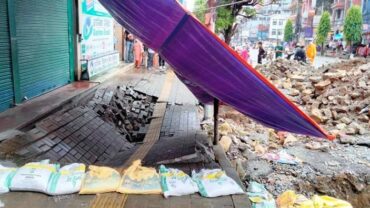 वर्षाले पोखराको महेन्द्रपुलमा भ्वाङ