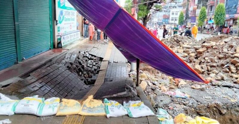 वर्षाले पोखराको महेन्द्रपुलमा भ्वाङ