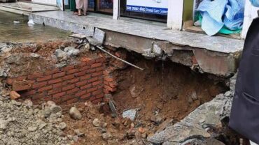 वर्षाले पोखराको महेन्द्रपुलपछि लेकसाइडमा भ्वाङ