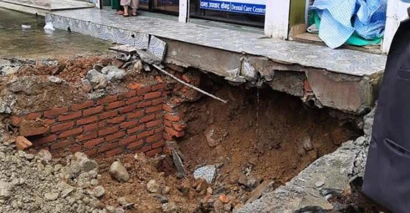 वर्षाले पोखराको महेन्द्रपुलपछि लेकसाइडमा भ्वाङ