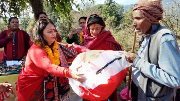 काँग्रेस कास्की सहसचिव रंगीलाले करिब २ लाख बराबरको न्यानो कपडा वितरण