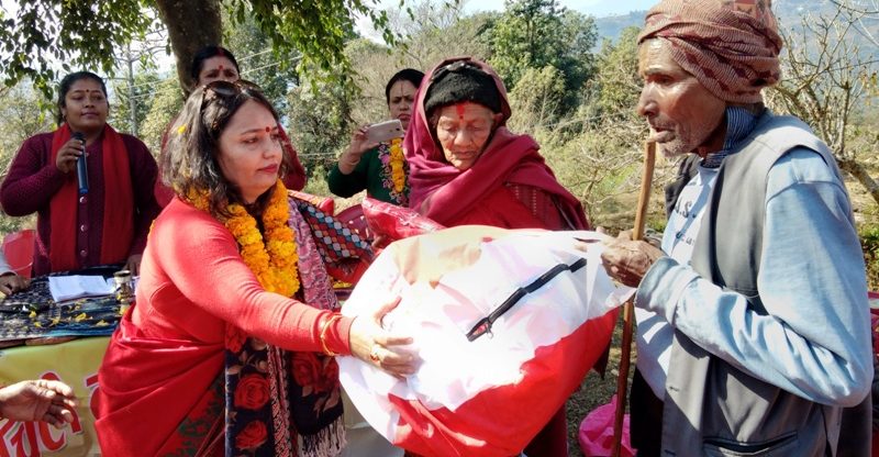 काँग्रेस कास्की सहसचिव रंगीलाले करिब २ लाख बराबरको न्यानो कपडा वितरण