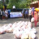 रेवान पोखरा र द आर्ट अफ लिभिङ्गद्वारा फेवातालका डुङ्गा चालकहरुलाई राहत वितरण