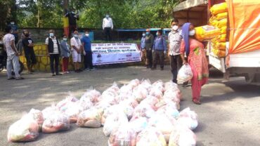 रेवान पोखरा र द आर्ट अफ लिभिङ्गद्वारा फेवातालका डुङ्गा चालकहरुलाई राहत वितरण