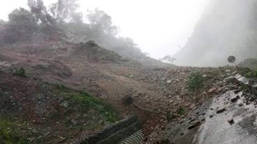 बिहानको पहिरोले मुग्लिन– नारायणगढ सडक अवरुद्ध