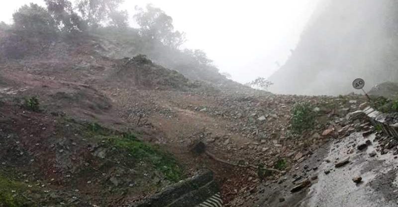 बिहानको पहिरोले मुग्लिन– नारायणगढ सडक अवरुद्ध