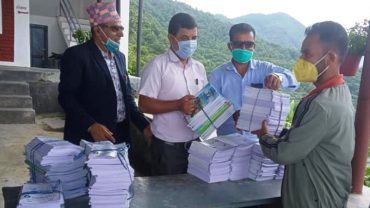 पोखरामा विद्यार्थीलाई स्व अध्ययन सामग्री