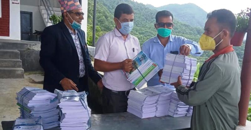 पोखरामा विद्यार्थीलाई स्व अध्ययन सामग्री