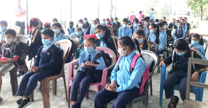 पोखरा ११ काहुँको कालिका माविका विद्यार्थीलाई झोला र शैक्षिक सामग्री वितरण