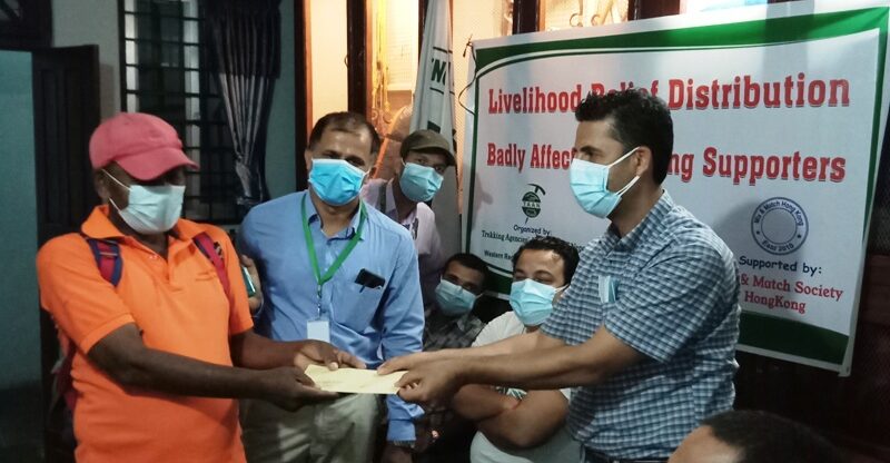 ट्रेकिंङ सहयोगी मजदुरलाई टान पोखराको राहत बितरण