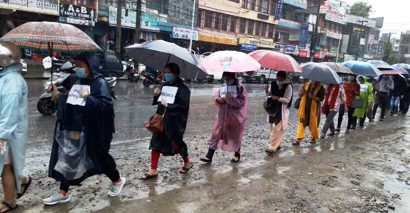 शिक्षकलाई पनि बाँन्न देऊ भन्दै पोखराका शिक्षकहरु सडकमा