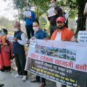 मठमन्दिर खुल्ला गर्न दबाब दिदैँ जिल्ला प्रशासन कार्यालय कास्कीमा धर्ना