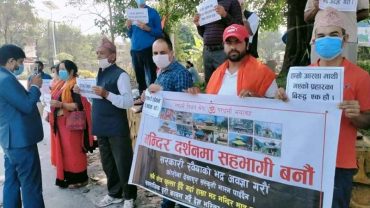 मठमन्दिर खुल्ला गर्न दबाब दिदैँ जिल्ला प्रशासन कार्यालय कास्कीमा धर्ना