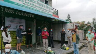 टान पोखराले पर्यटन मजदुरलाई खाद्यान्न सहयोग