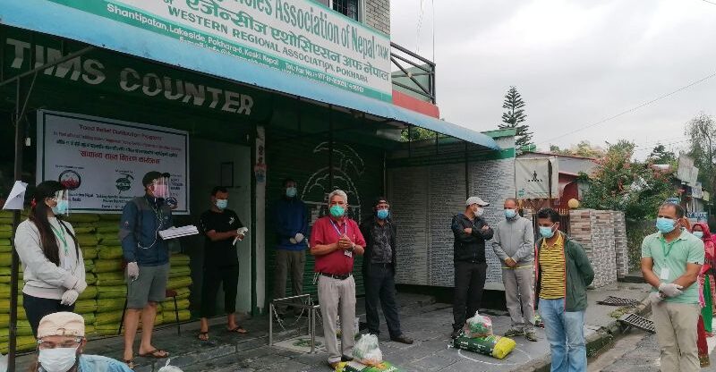 टान पोखराले पर्यटन मजदुरलाई खाद्यान्न सहयोग